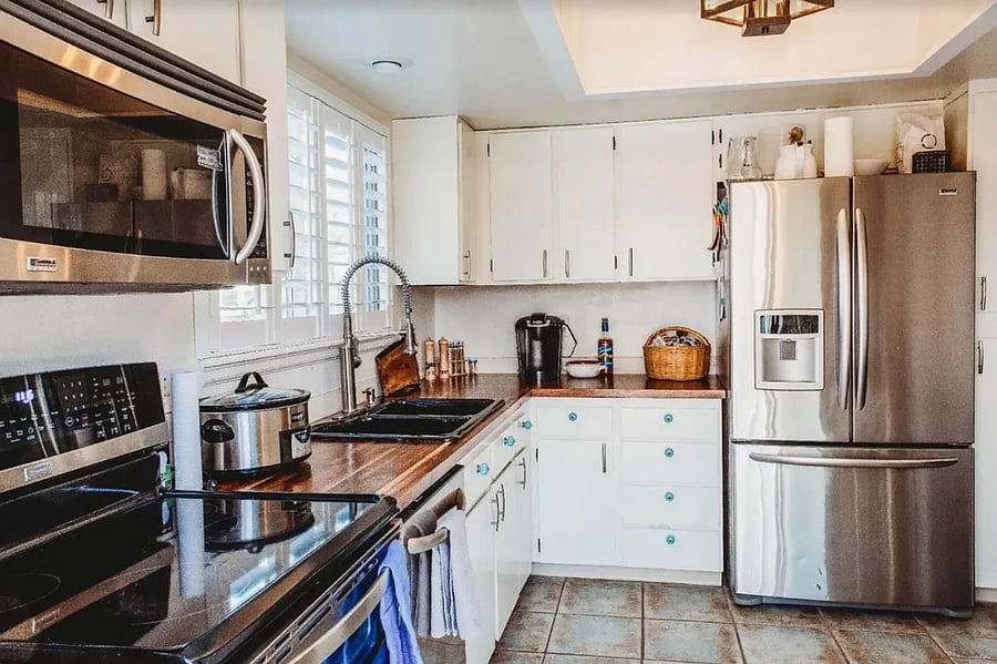 Simply but fully stocked kitchen for all your cooking needs. 