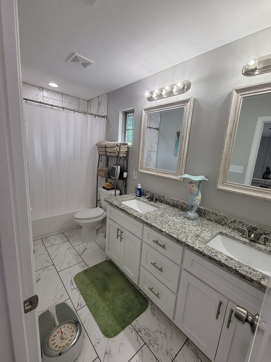 2nd Floor Bathroom, shared between rented bedrooms