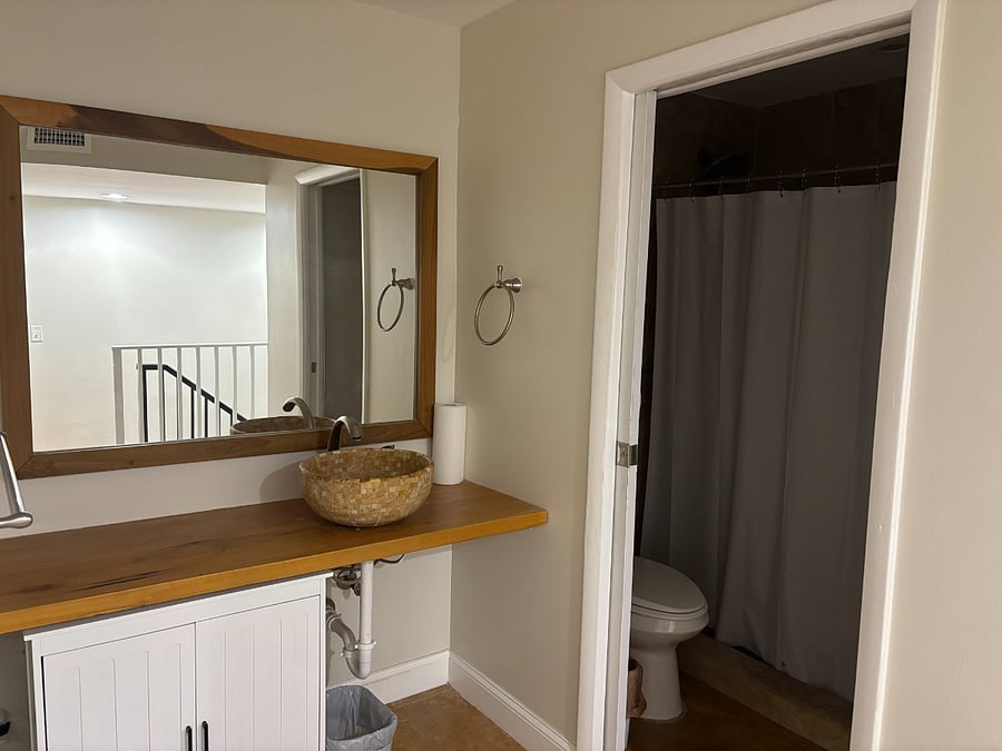 Full bathroom (upstairs)
