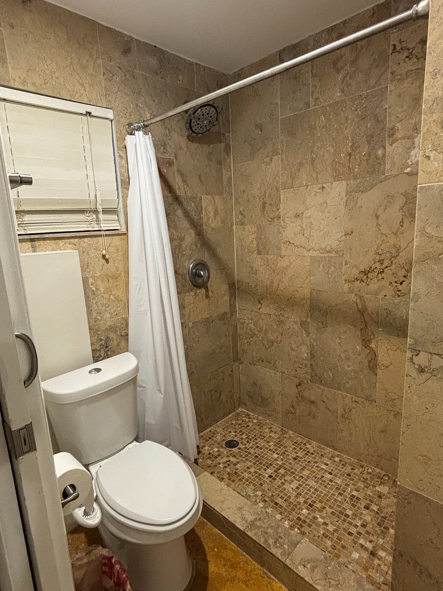 Full Bath (upstairs)