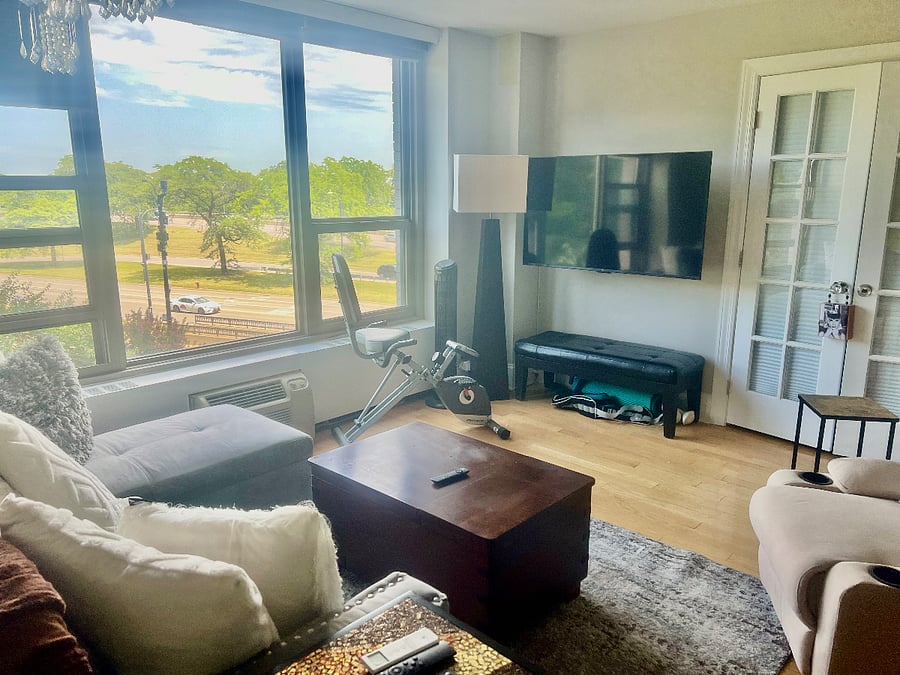 living room with smart tv and many streaming services
