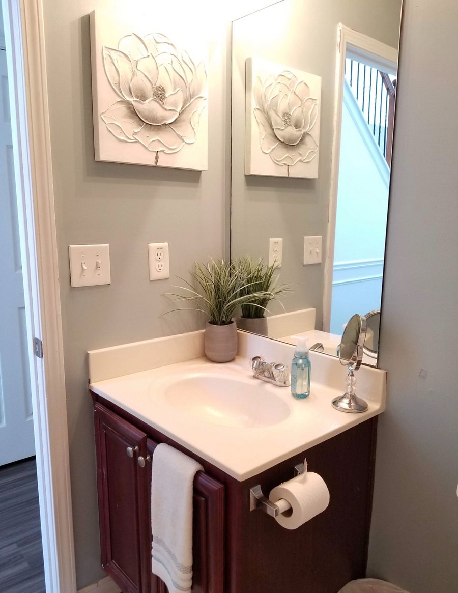 First-floor full bathroom