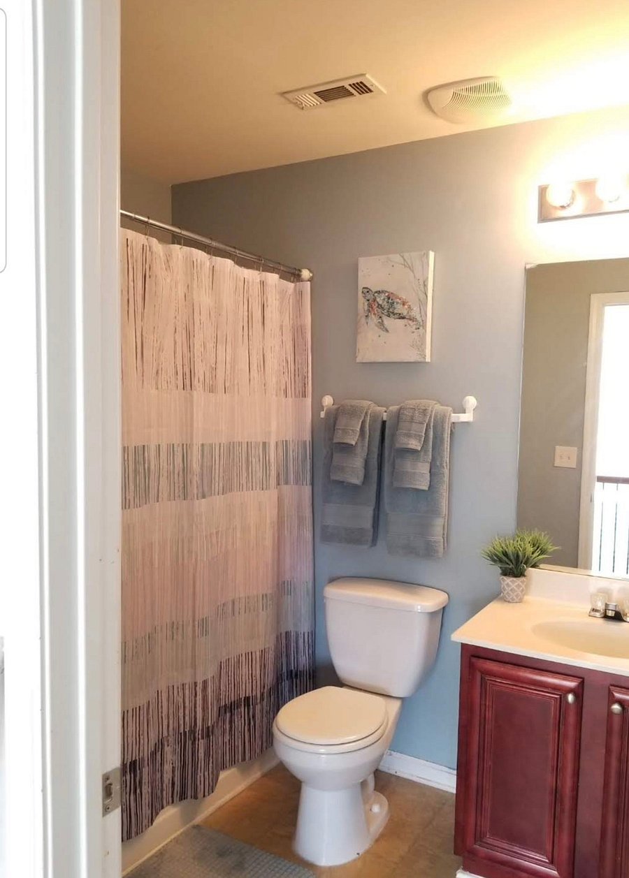 Second-floor full bathroom