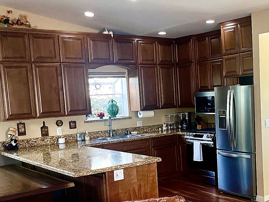 Fully equipped kitchen with premium appliances, coffee maker, ice maker, filtered water, gas stove.
Green house window above kitchen sink.
Adjustable lighting and granite counter tops.