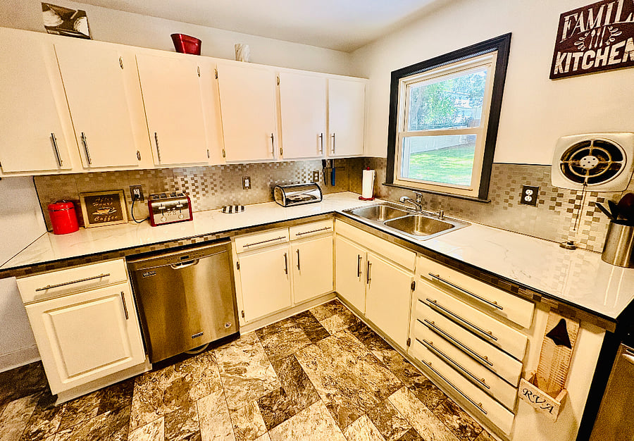 Stainless theme in kitchen. Fully equipped. 