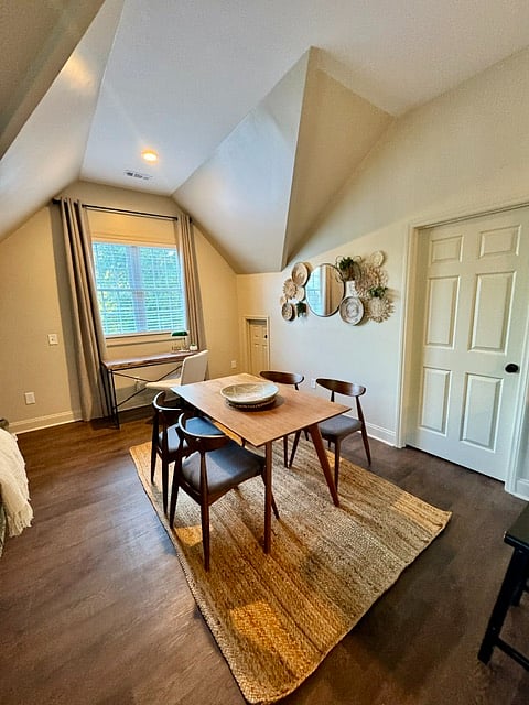 Dining Area:
Enjoy meals or work comfortably at the cozy dining table, conveniently located between the kitchen and living area in the open-concept space.