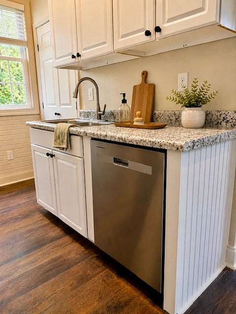 Sink & Cleanup Area:
The spacious sink area features a deep stainless steel sink, modern faucet, dishwasher, and ample counter space, making meal prep and cleanup quick and convenient during your stay.