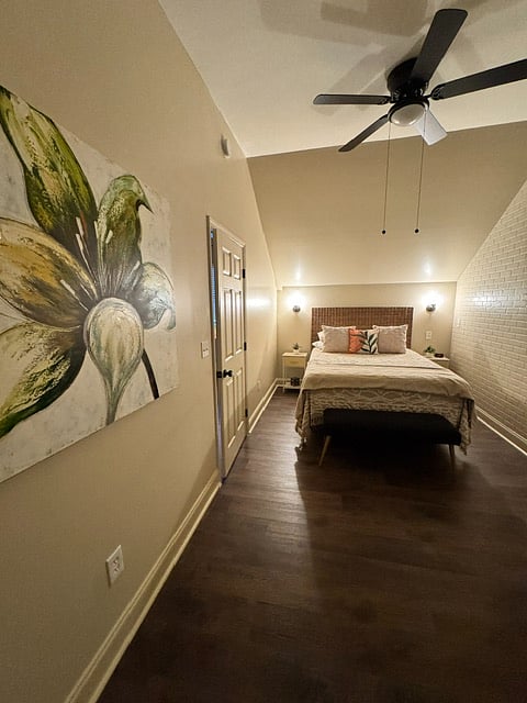 Vaulted ceiling, black out curtains, sound machine, comfortable refreshing bed, bedside chargers, alarm clock, ceiling fan with a huge walk-in closet and a smart TV