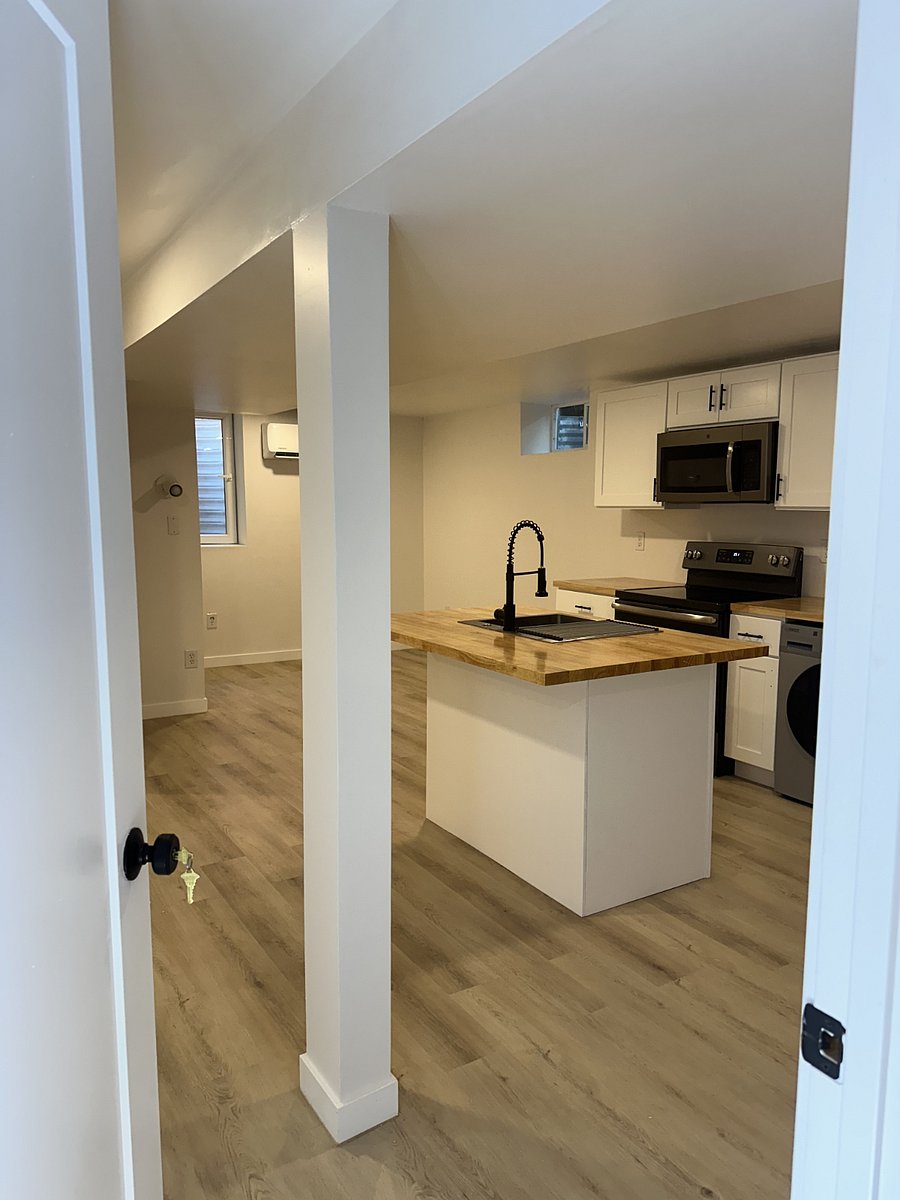View of the apartment from the door. Old pic, there is furnishing