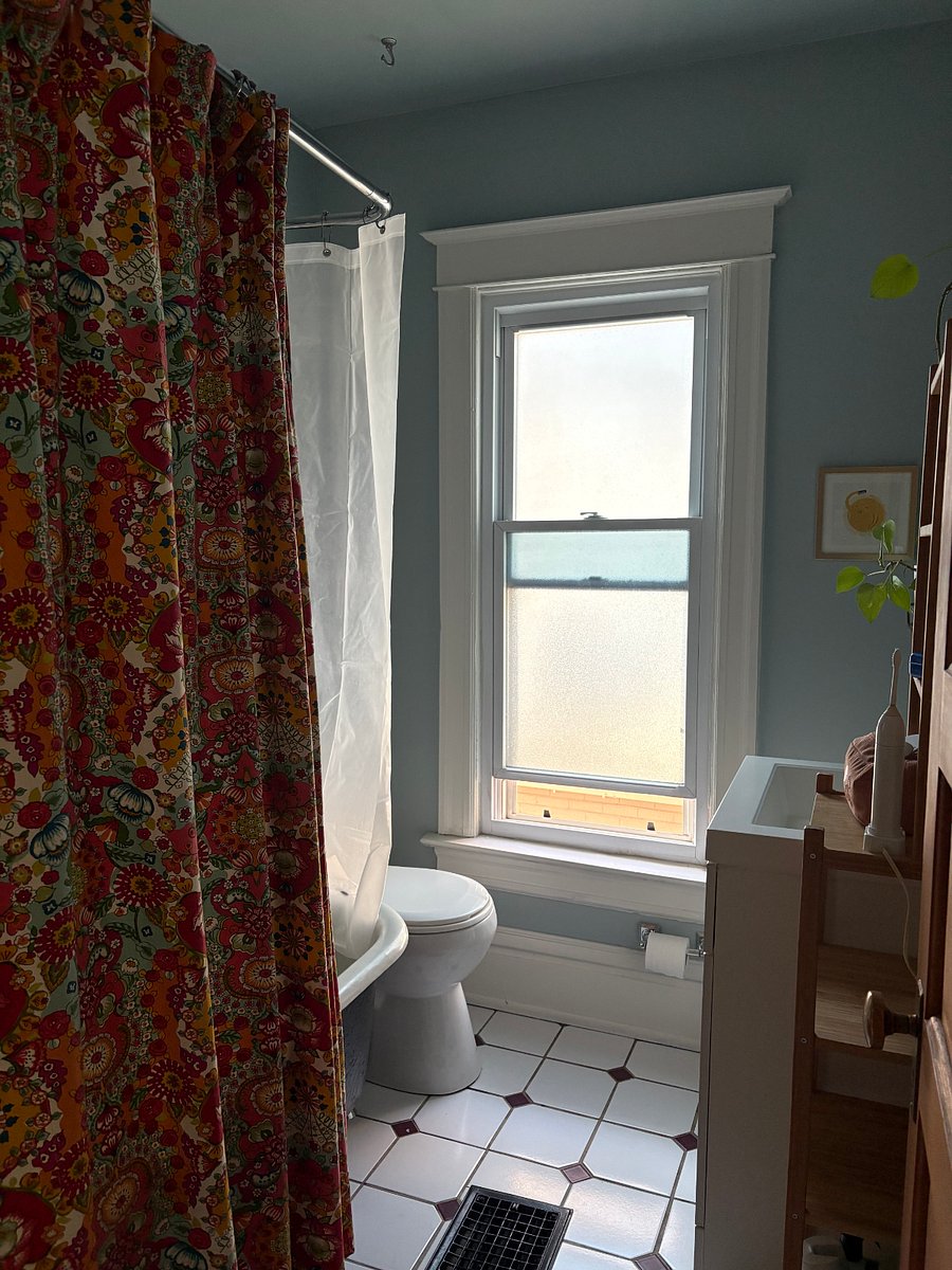 upstairs bathroom (clawfoot tub)