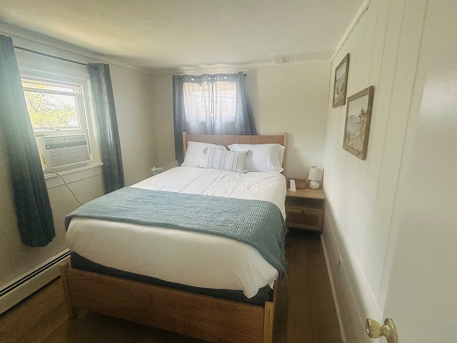 queen bed with closet