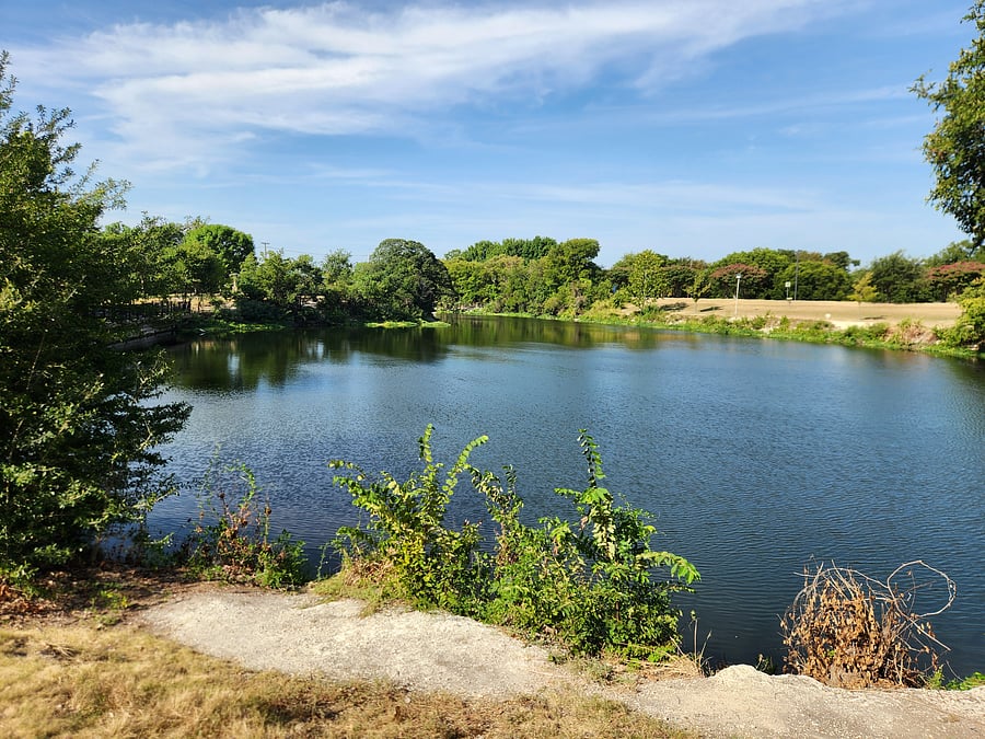 Bethany Lakes Park is 3-5 minutes from home and is one of Allen's most beautiful parks. Features Ponds, fishing, walking trails, exercise area, kids jungle gym and amphitheater/events and more.