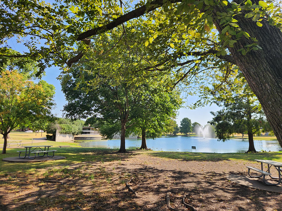 Bethany Lakes Park is 3-5 minutes from home and is one of Allen's most beautiful parks. Features Ponds, fishing, walking trails, exercise area, kids jungle gym and amphitheater/events and more.
