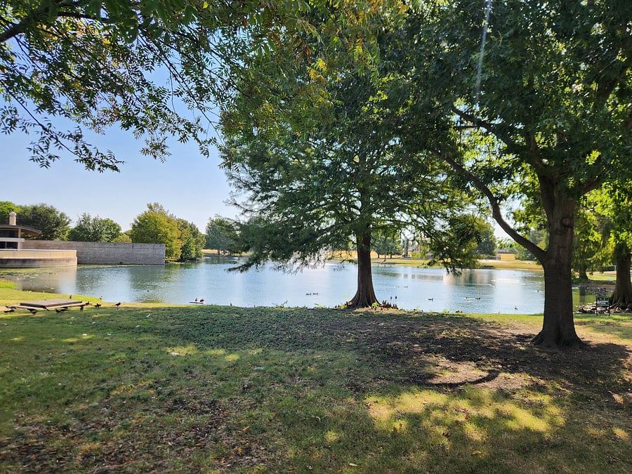 Bethany Lakes Park is 3-5 minutes from home and is one of Allen's most beautiful parks. Features Ponds, fishing, walking trails, exercise area, kids jungle gym and amphitheater/events and more.