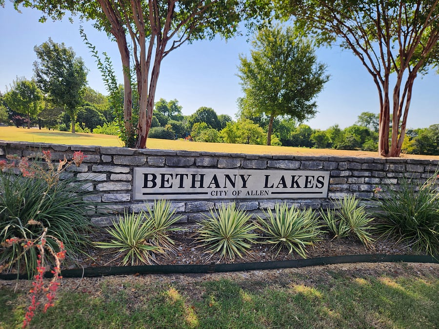 Bethany Lakes Park is 3-5 minutes from home and is one of Allen's most beautiful parks. Features Ponds, fishing, walking trails, exercise area, kids jungle gym and amphitheater/events and more.