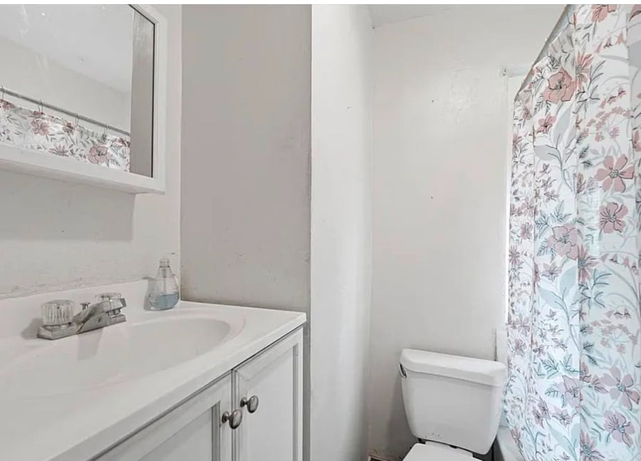 Upstairs full bathroom