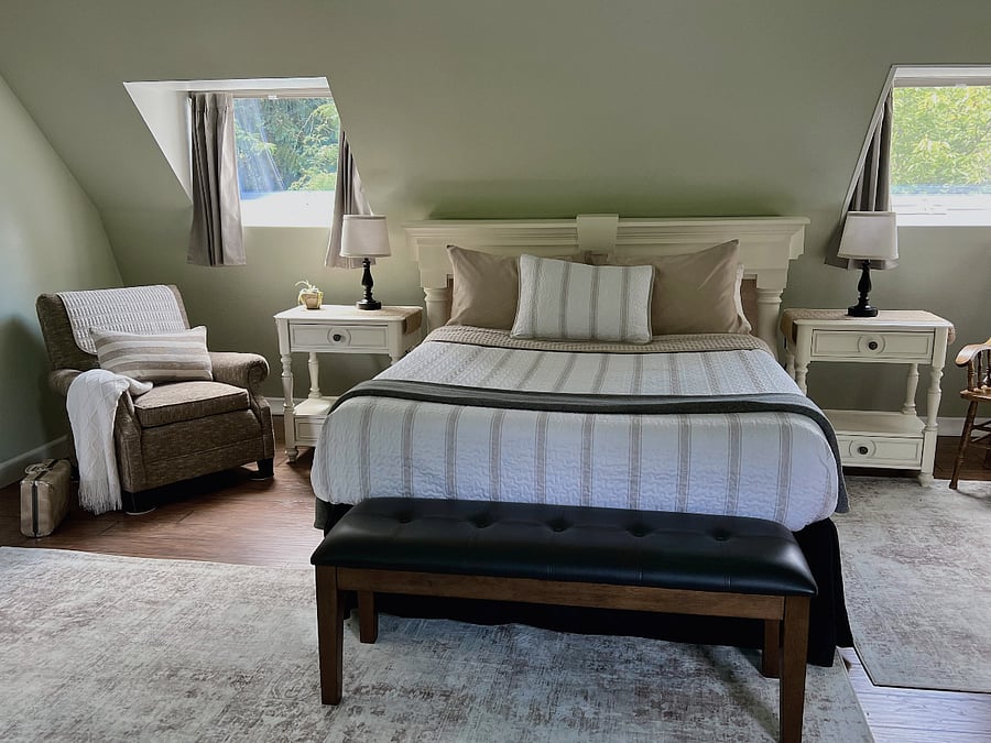 Queen bed with hybrid memory foam mattress, cotton linens and cozy throw blankets