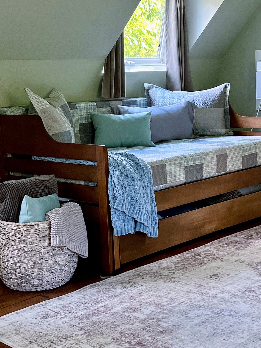 Twin daybed trundles out to 2 twins that level out to a king size bed