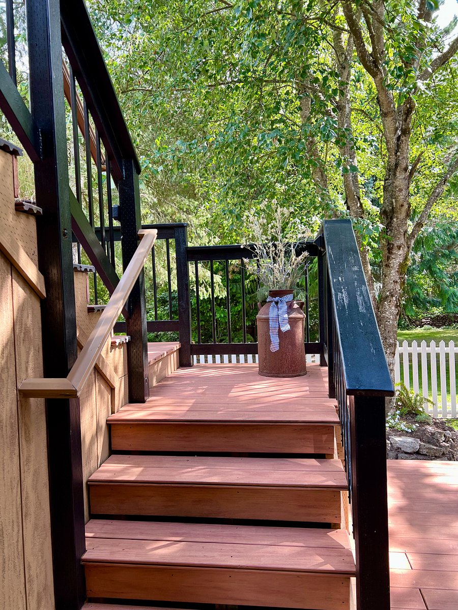 Exterior Access to upstairs balcony
