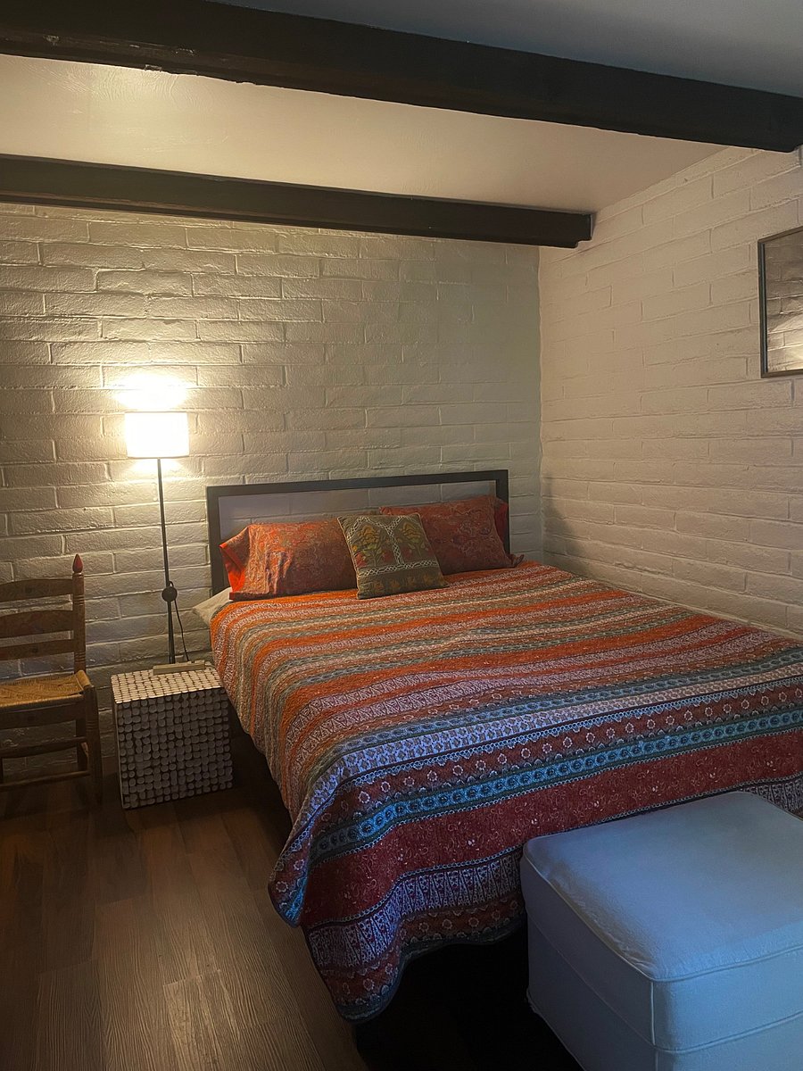 PRIVATE BEDROOM QUEEN BED
