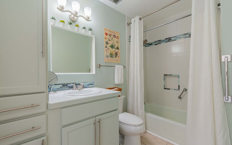 PRIVATE BATH TUB & SHOWER
