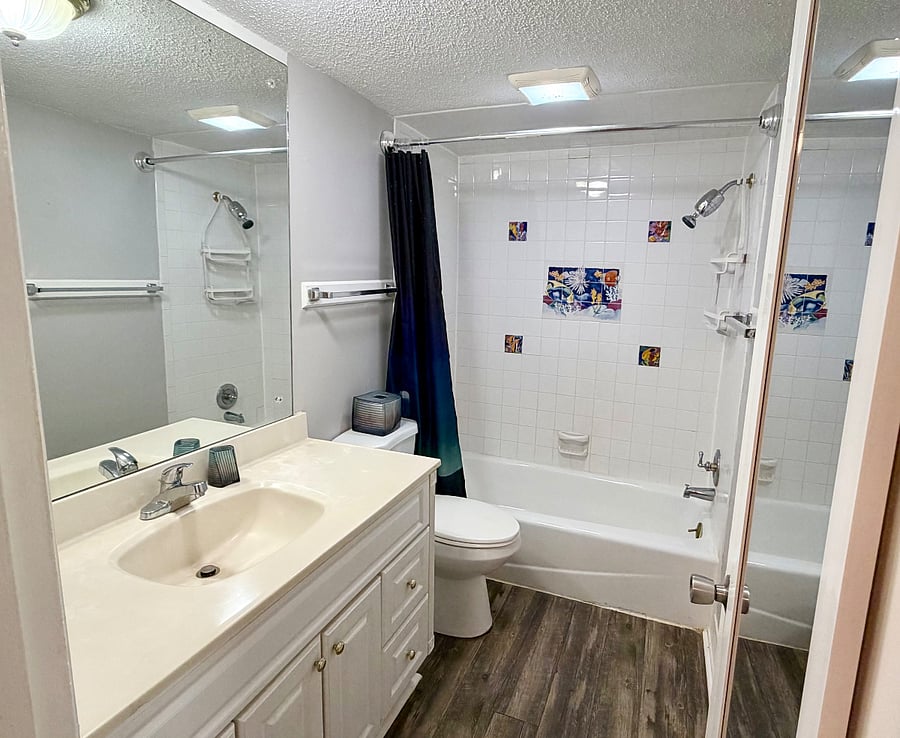 Upstairs full bathroom