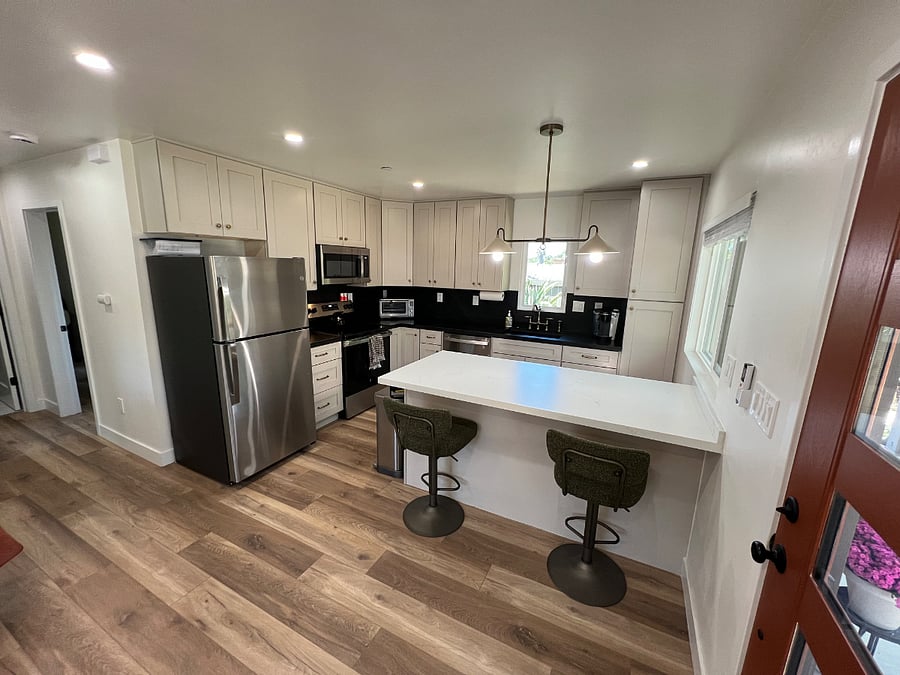 Fully equipped modern kitchen with quartz and granite counters