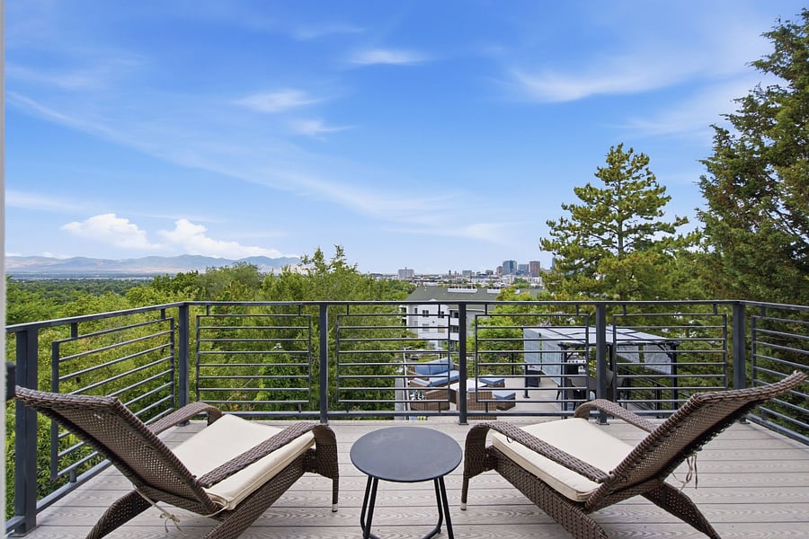 Upper-level deck off of the master suite
