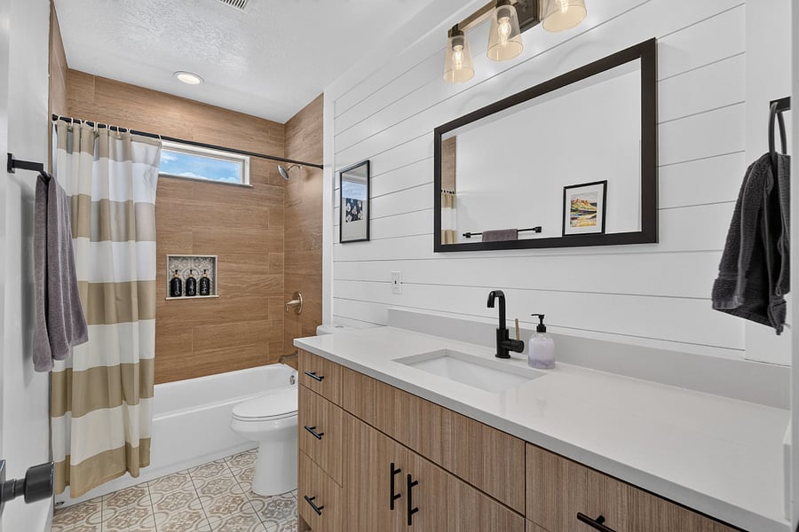Upper-level hall bath