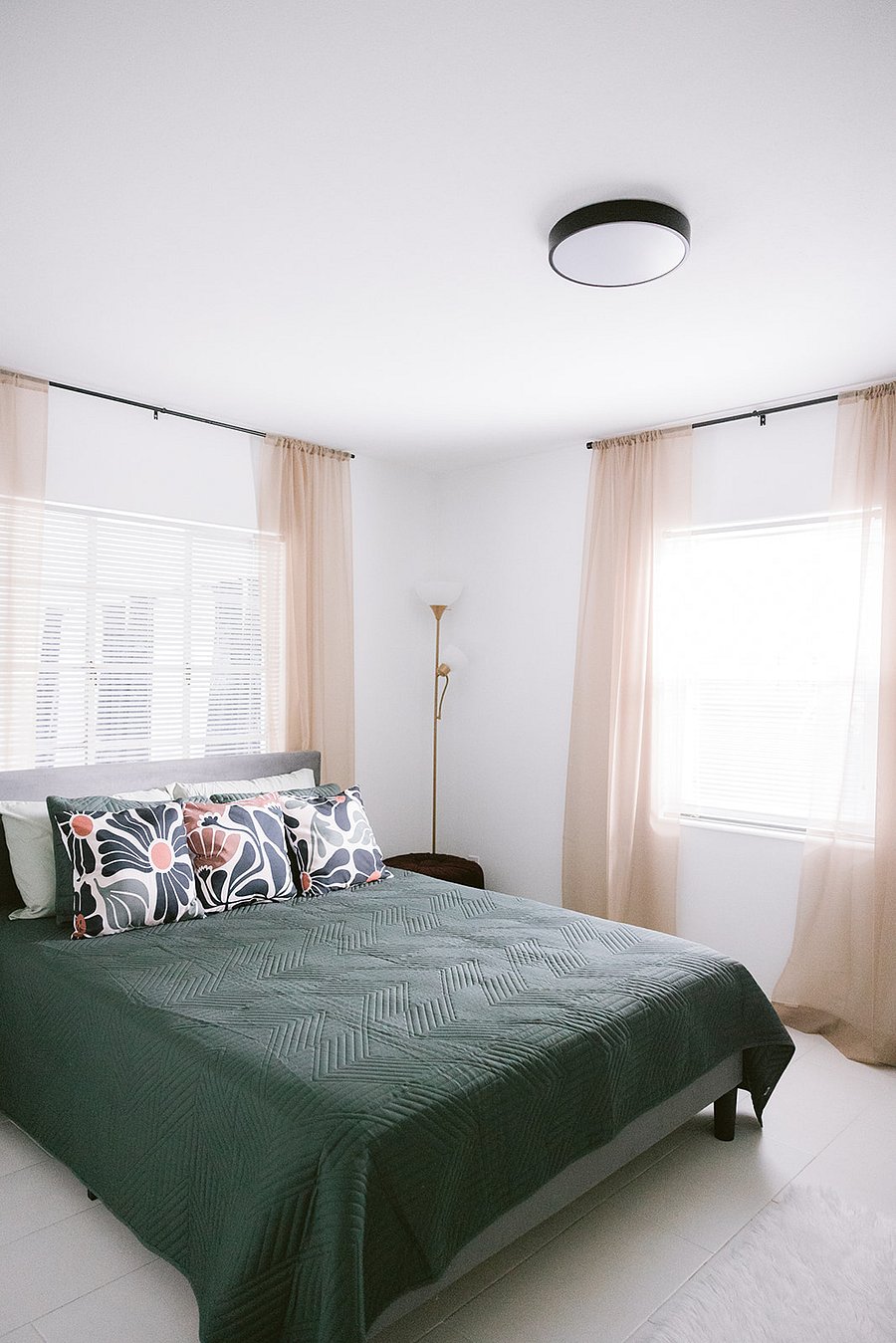 QUEEN SIZE BED WITH MEMORY FOAM MATTRESS