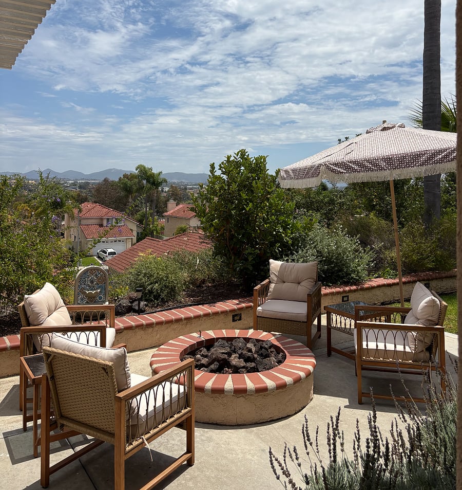 Outdoor gas fire pit
