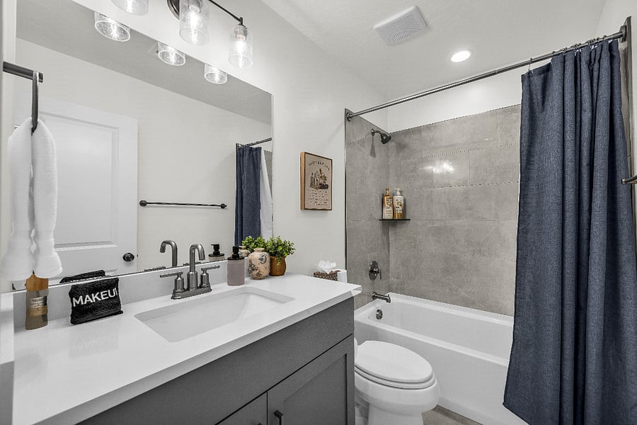 Full bathroom on the second floor.
