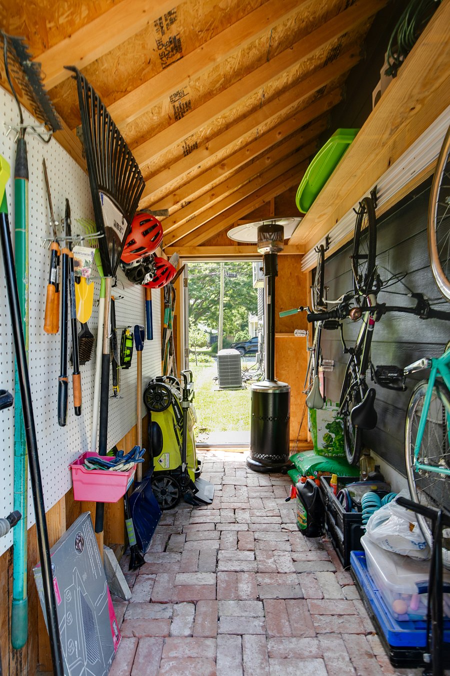 A side shed with storage space and everything needed for outdoors living. Lawn will be maintained by a professional service so you can simply enjoy the space!
