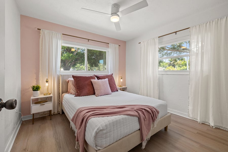 Private Room # 2 - Queen Bed