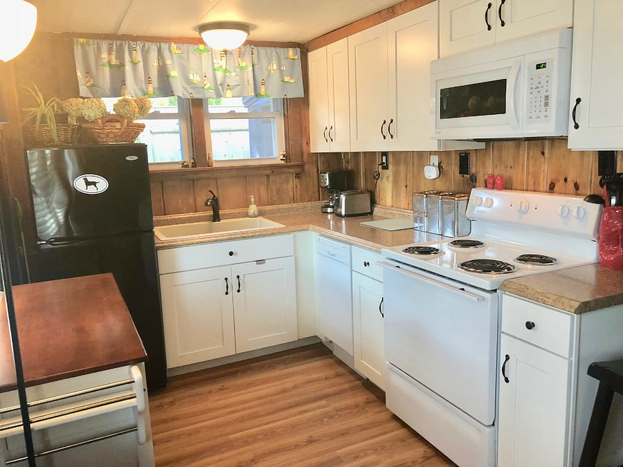 Fully furnished kitchen w/ microwave, oven, dishwasher, fridge - a breeze to cook in