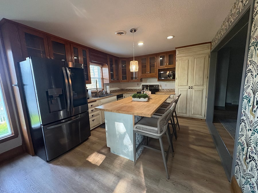 Kitchen with 3 stool island