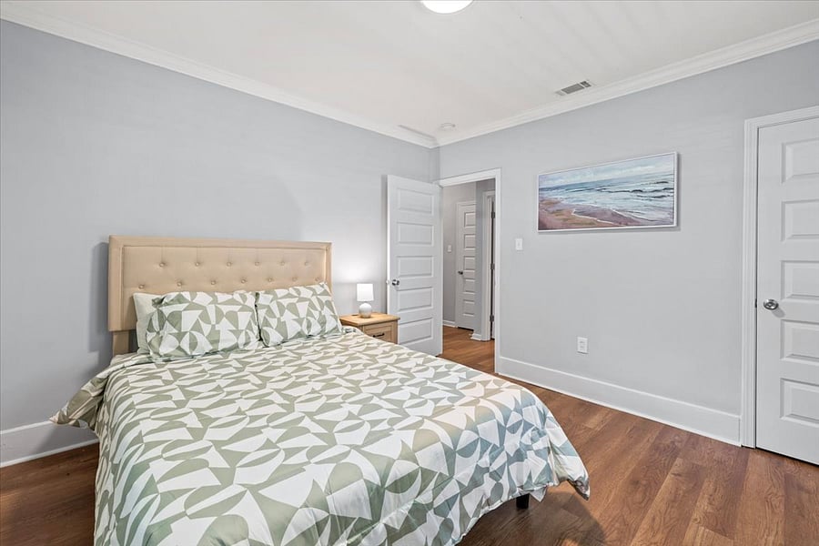 front bedroom/ Queen bed