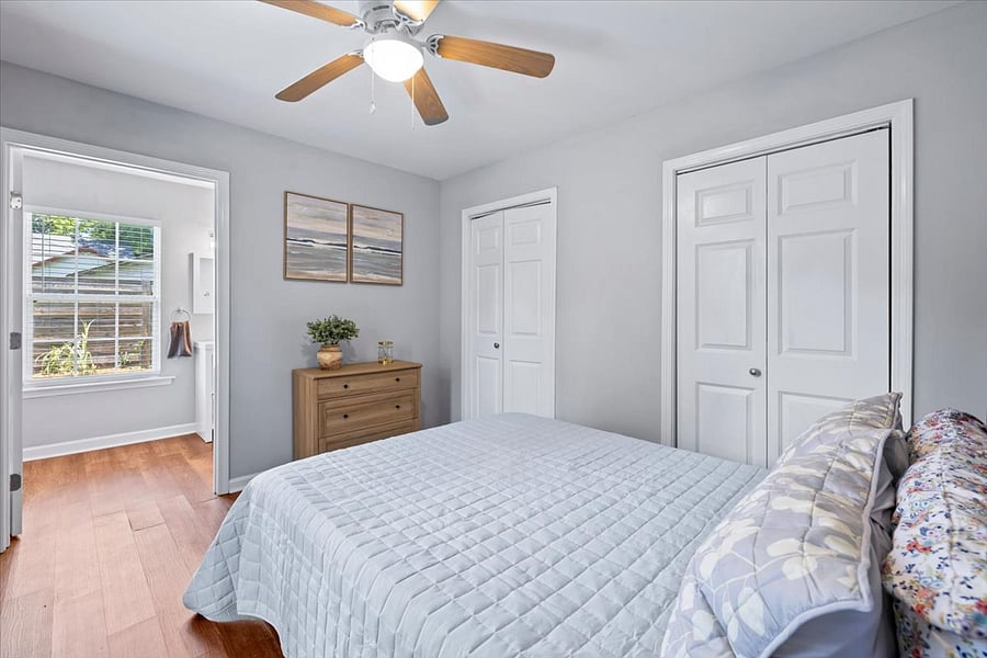 master bedroom/bath Queen be