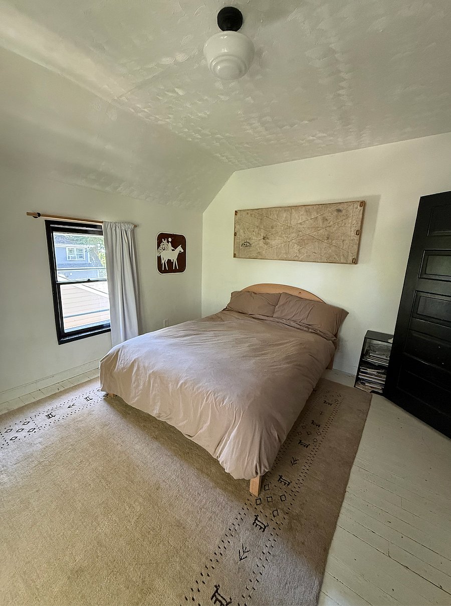 Upstairs Bedroom, Queen Bed