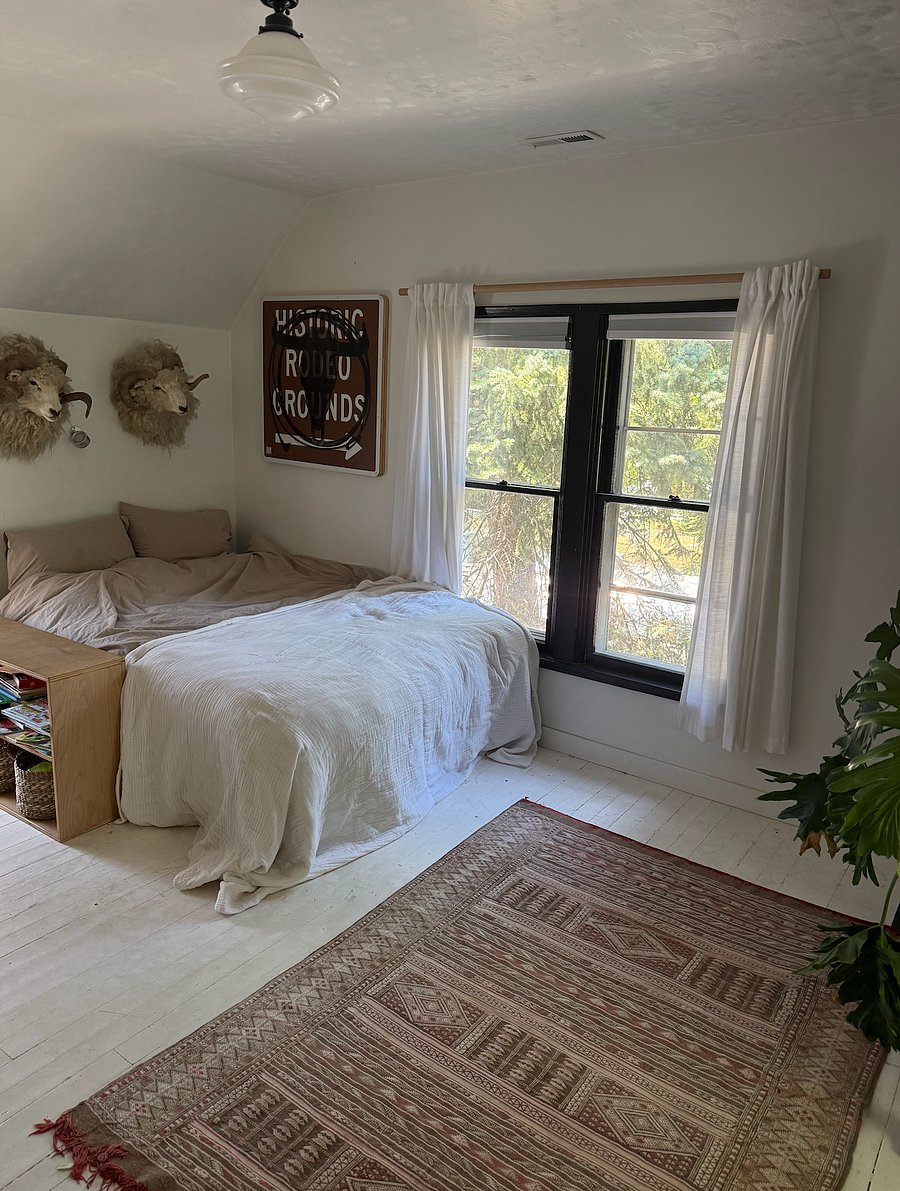 Upstairs Bedroom, Queen Bed