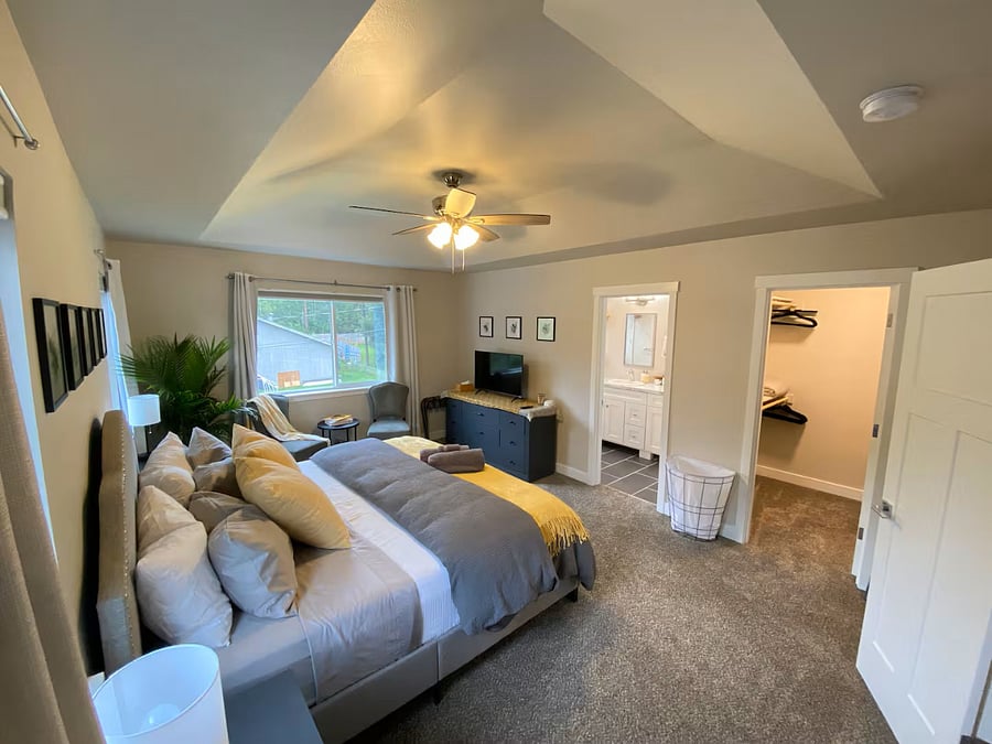 Luxurious king size bed with a Casper mattress, quilt and duvet, as well as additional throw blanket. Additional pillows and blankets are available.