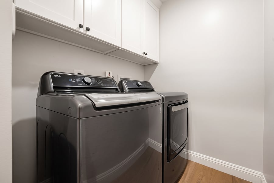 Modern Laundry Room
Lighten your travel load! A modern, high-efficiency washer & dryer room makes mid-stay laundry a breeze. Enjoy abundant overhead storage for ultimate guest convenience.