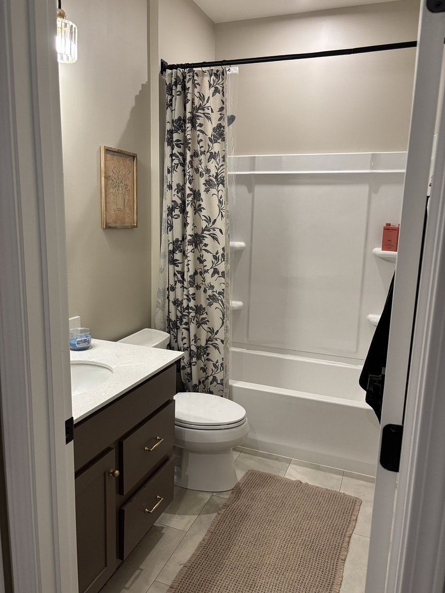 2nd bathroom on the first floor. Just outside the two bedrooms.