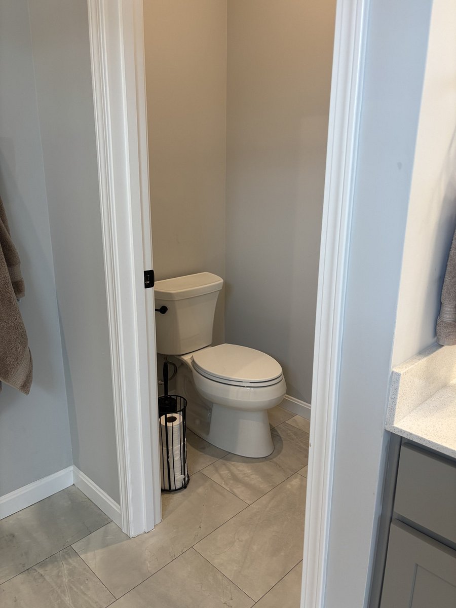 Separate commode room