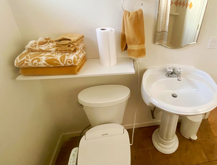 Bright Bathroom w/Bidet 