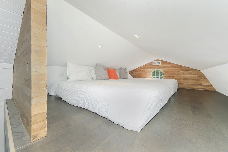 2 loft queen beds 