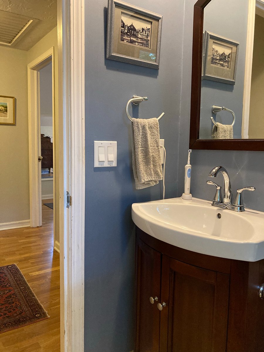 Upstairs full bath