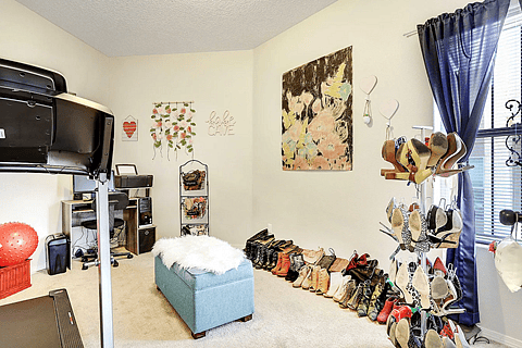 Middle Bedroom - Furniture has changed from photo. Includes a daybed and desk.