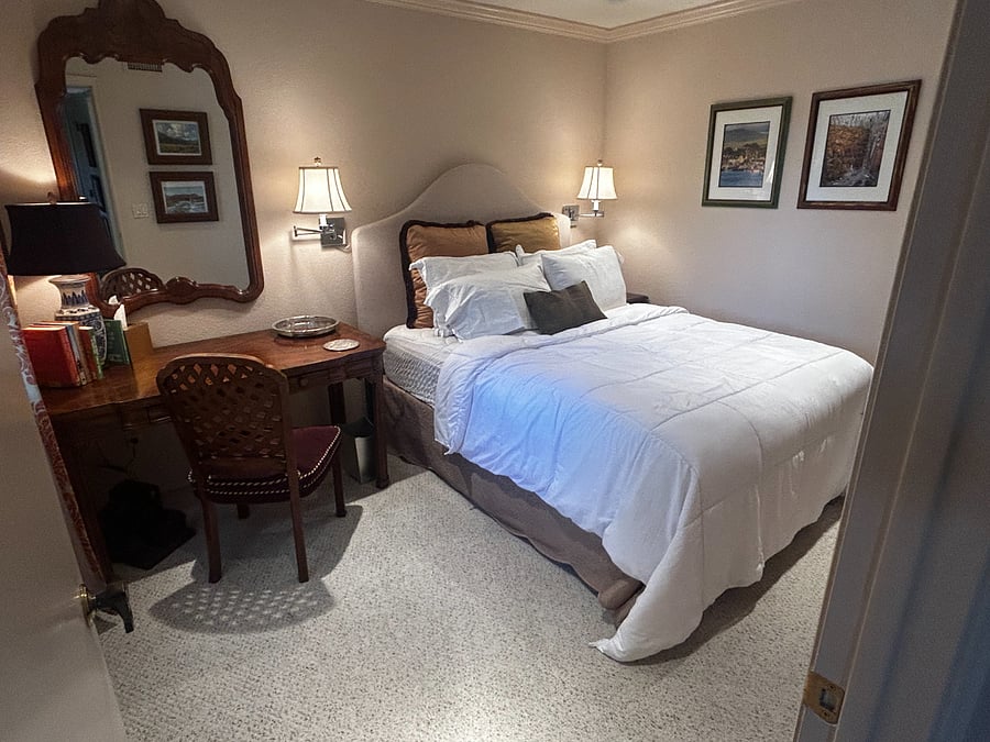 Bedroom Queen bed / ceiling fan