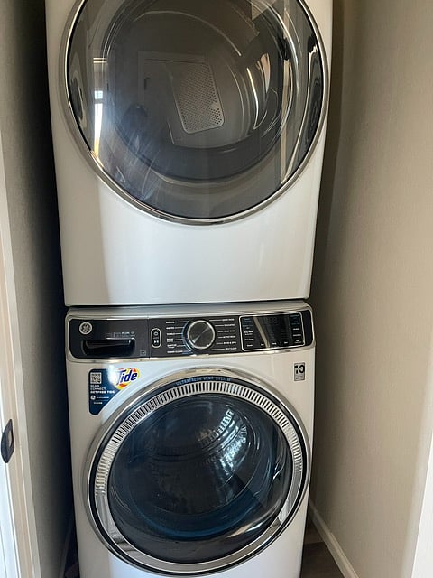 Large washer & dryer located on the 2nd floor. 